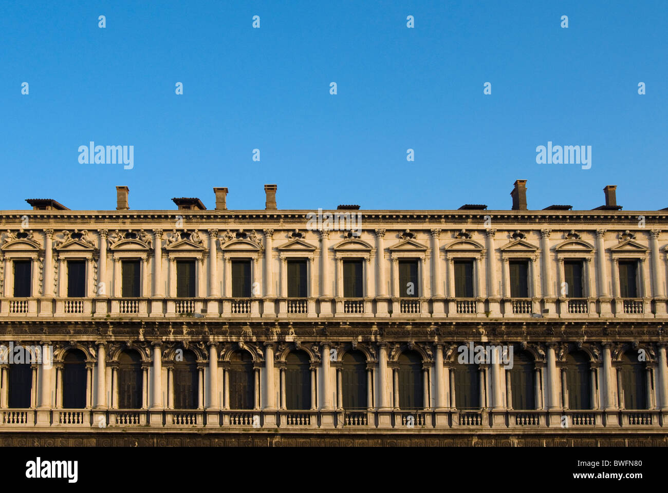 Procuratie Nuove-Gebäude im klassischen Stil am Piazza San Marco (Markusplatz), Venedig, Italien Stockfoto