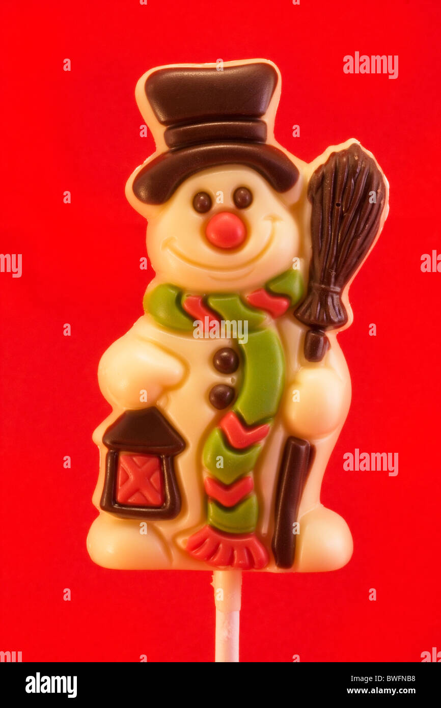 weiße Schokolade Schneemann Abbildung Lolly über rot Stockfoto