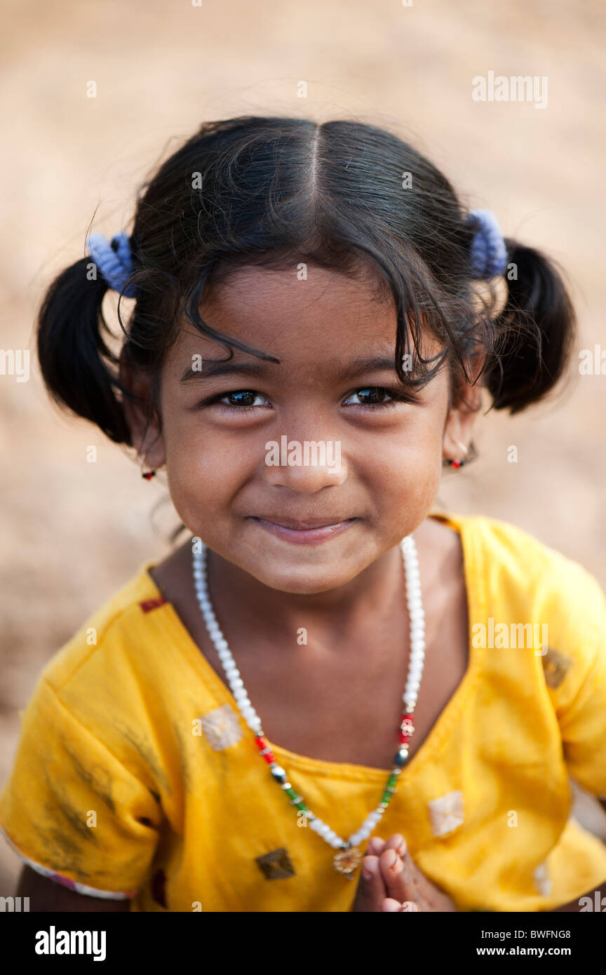Lächelndes Mädchen glücklich Indianerdorf. Andhra Pradesh, Indien Stockfoto