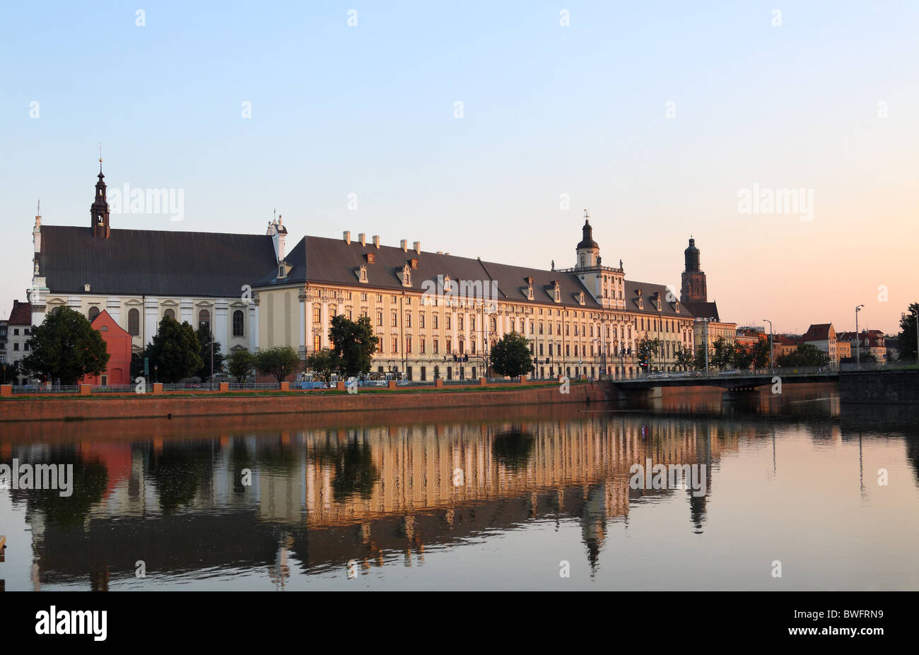 Wroclaw University von Odra River in der Abenddämmerung, Breslau, Niederschlesien, Polen. Stockfoto