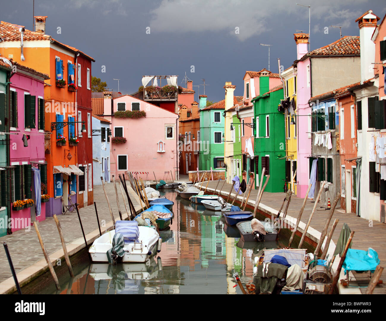 Die fantastischen Farben der Häuser in Burano, von, unglaubliche Lebendigkeit erwerben, wie eine Herbst Gewitter droht. Stockfoto