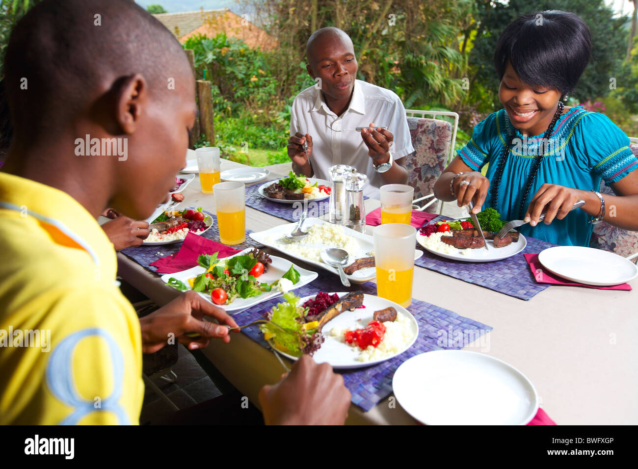 Junge Leute Essen grillen Fleisch und Salate, KwaZulu-Natal, Südafrika Stockfoto