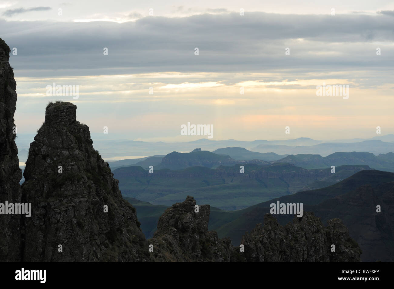 Ridge Rock Rahmung Bergen Wolken im Abstand Royal Natal Drakensberge uKhahlamba Nationalpark Kwazulu-Natal South Africa Stockfoto