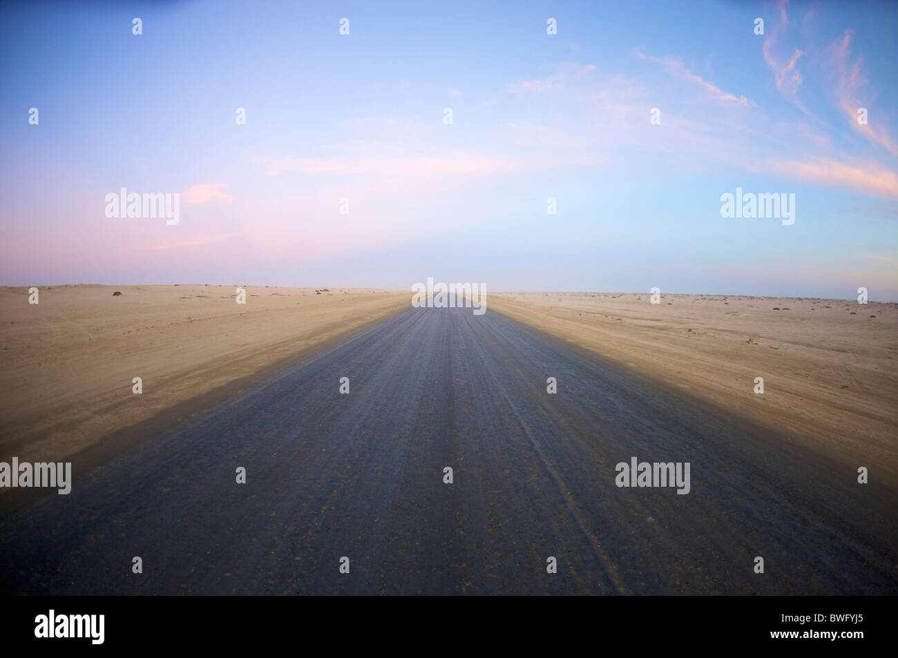 Geteerte Straße durch die Wüste in der Nähe von Swakopmund, Namibia Stockfoto