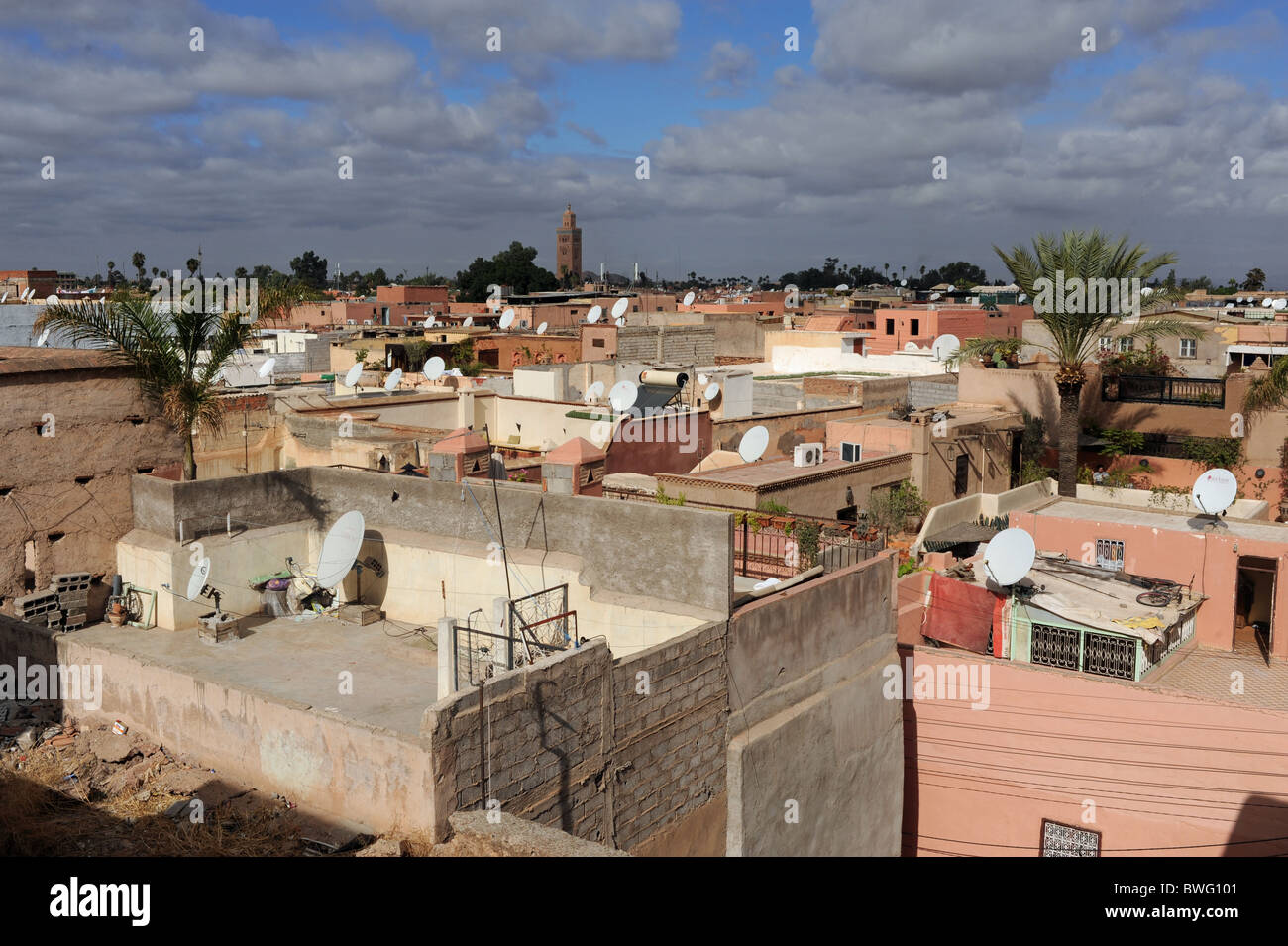 Ein Blick über die Dächer von Marrakesch Medina alte befestigte Stadt Marokko aus dem Palais Badii Stockfoto