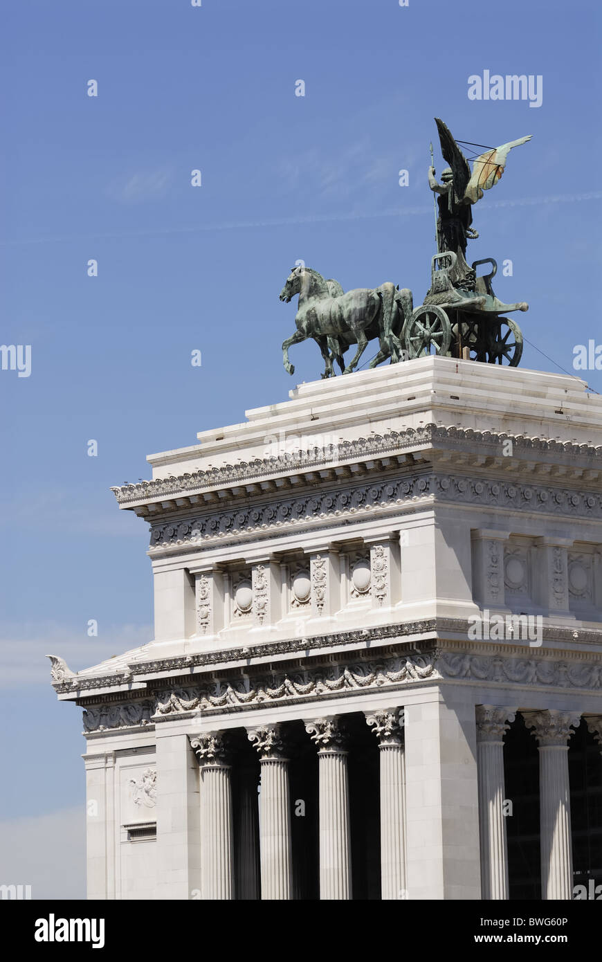 Victor Emmanuel Denkmal gegen den tiefblauen Himmel Rom Italien Stockfoto