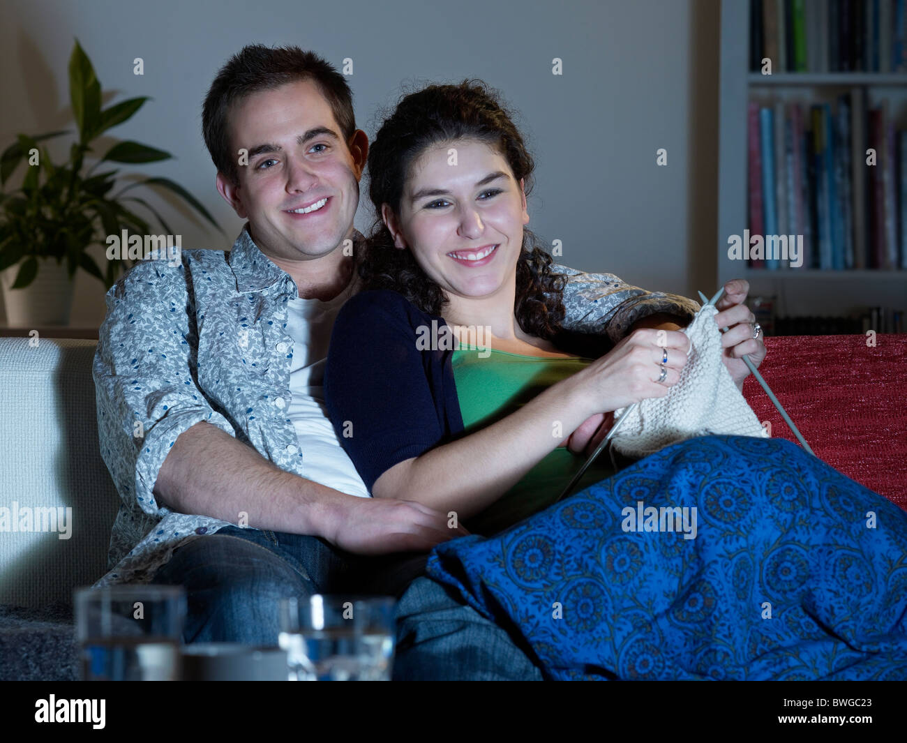 Paar kuscheln vor dem Fernseher Stockfotografie - Alamy
