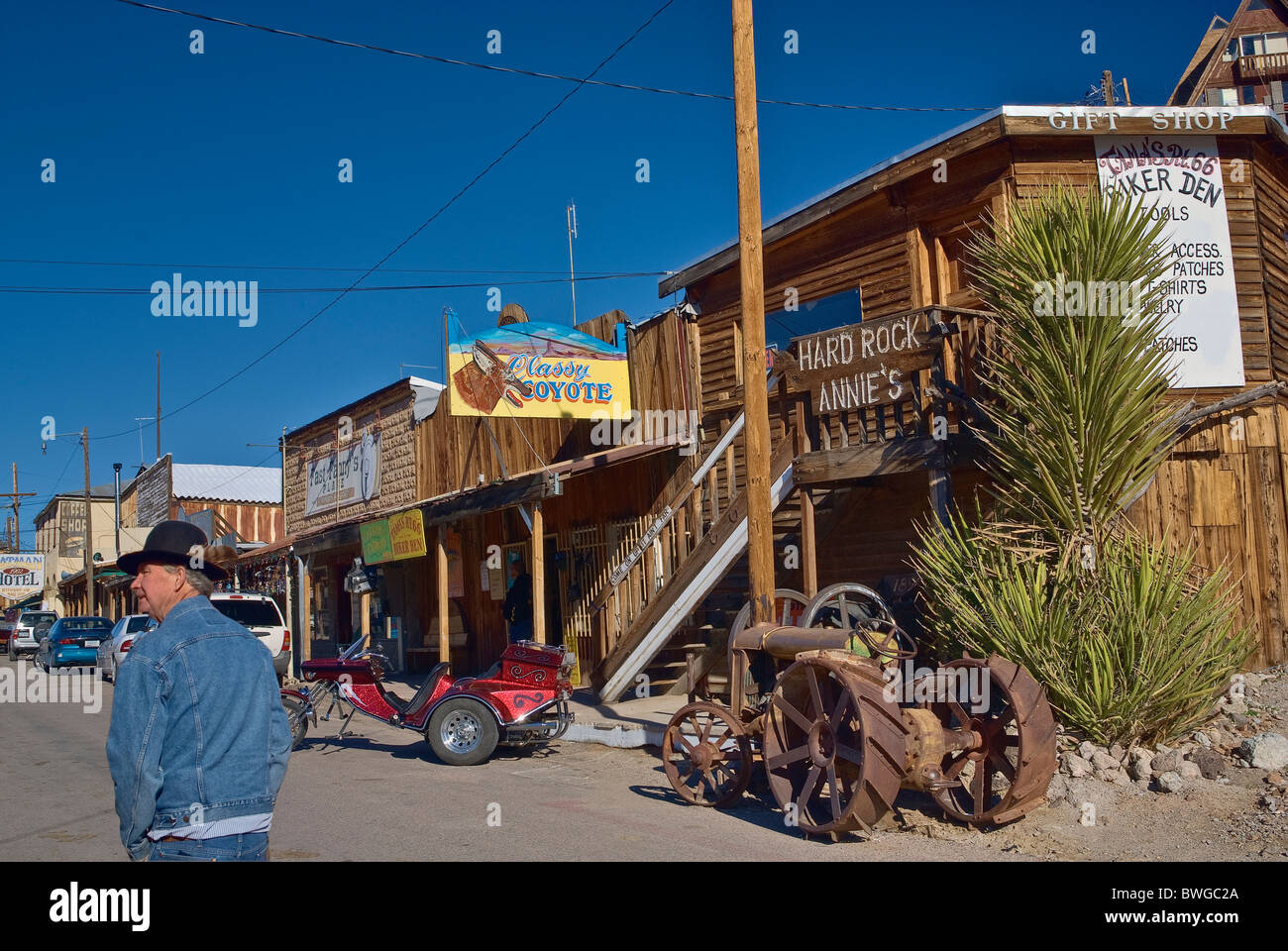 Touristen auf der Hauptstraße in Oatman, Route 66 in den Black Mountains, Arizona, USA Stockfoto