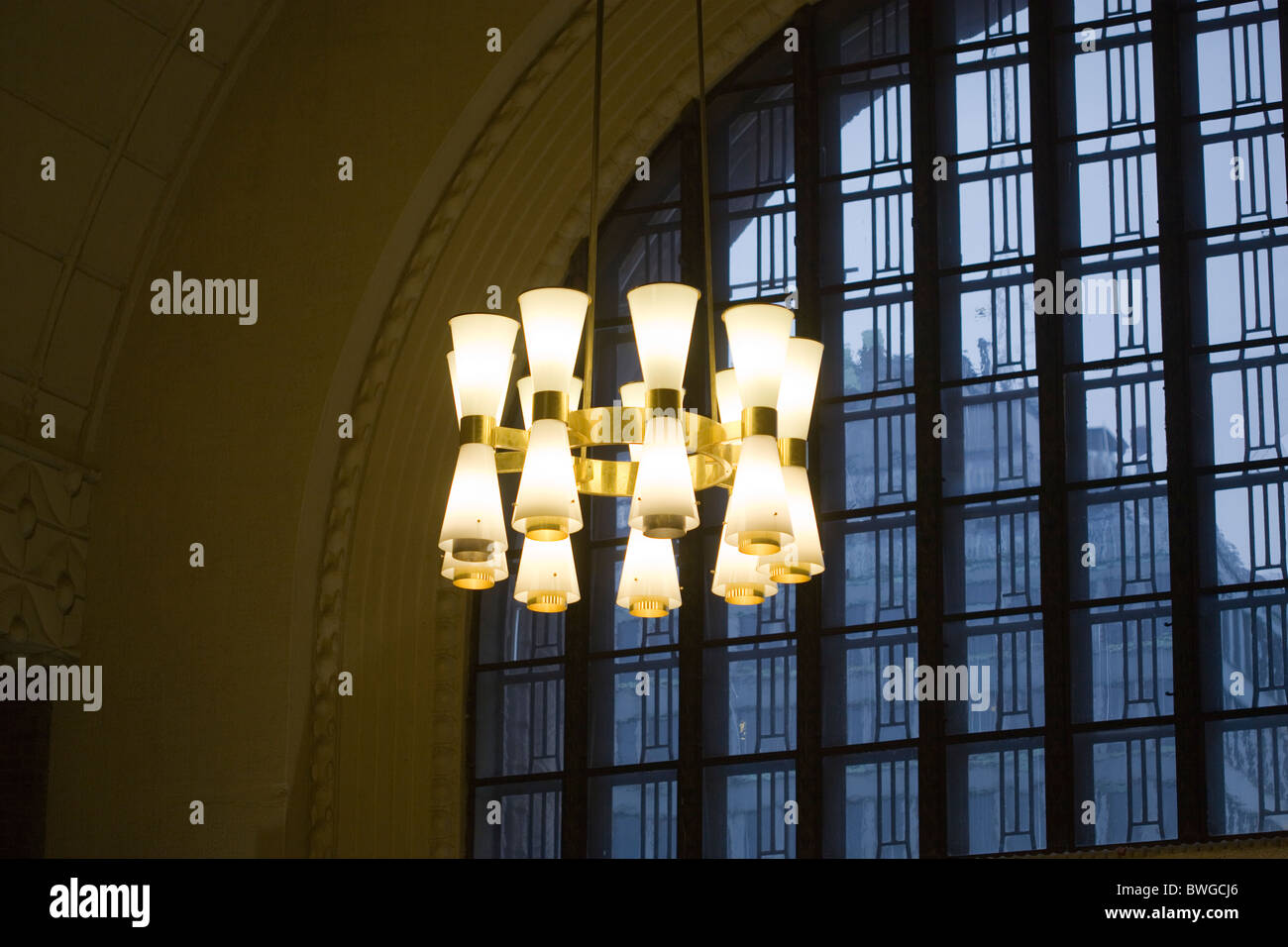 Innenraum Lampe leuchtet bei Rautatieasema Train Station Helsinki Finnland Stockfoto