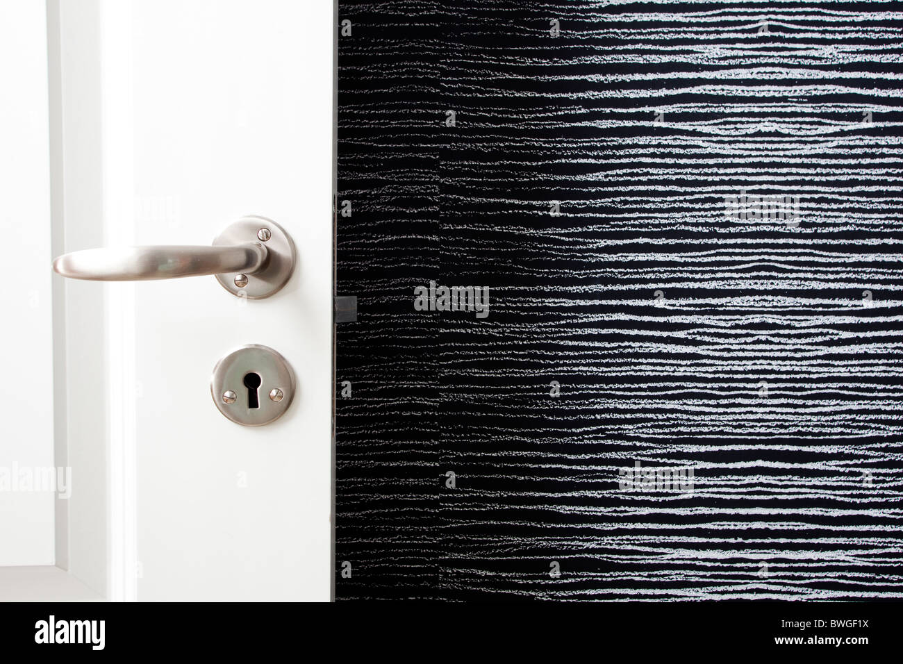 Tür mit schwarzen Bauchspeck Tapete, Eskilstuna, Schweden Stockfoto