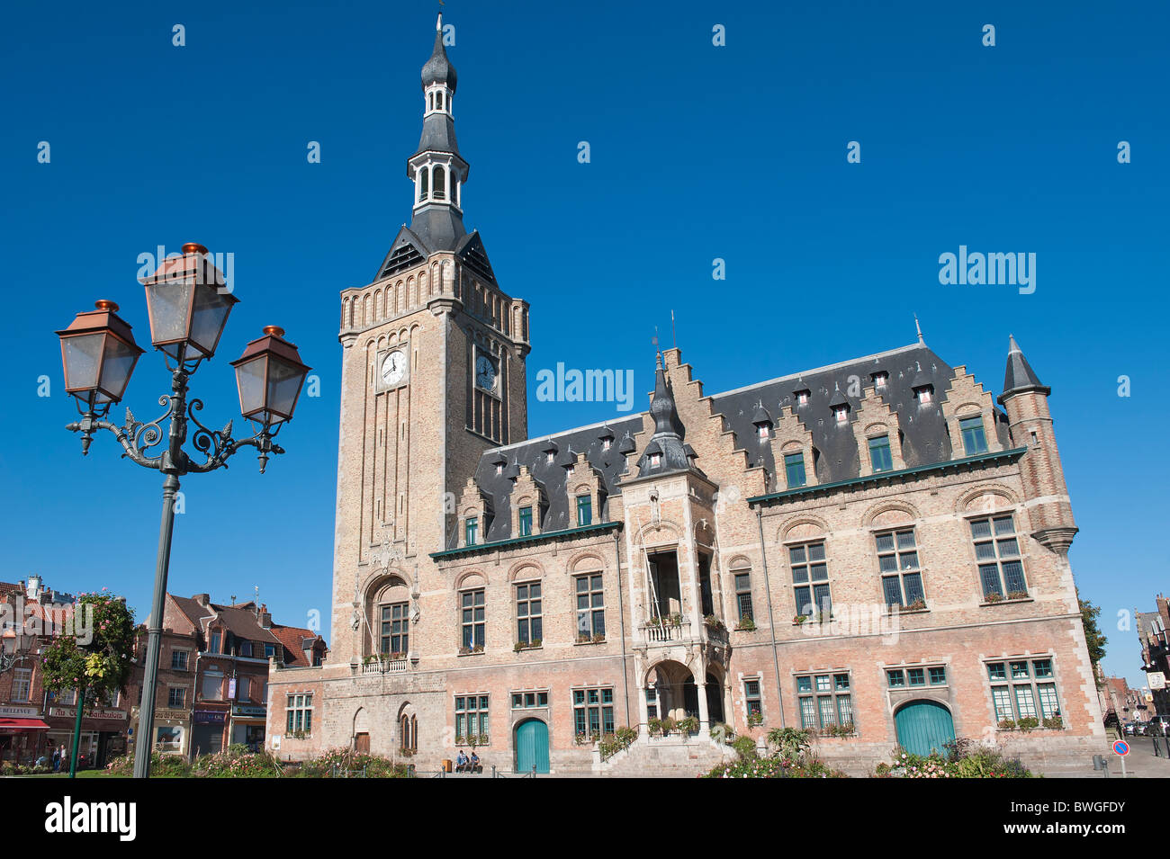 Rathaus und der Glockenturm von Bailleul, Frankreich Stockfoto