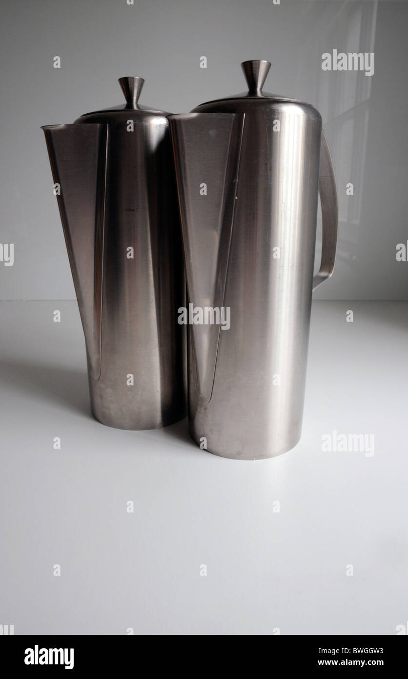 Zwei identische Edelstahl Kaffee-Kannen auf weiße Fläche Stockfoto