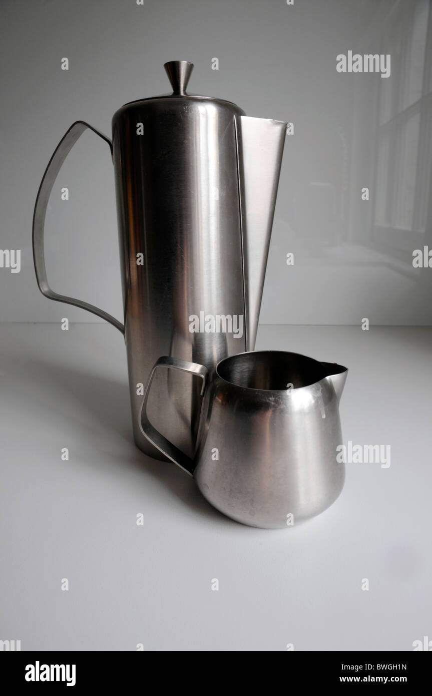 Edelstahl Kaffee Kanne und Milchkännchen auf weiße Fläche Stockfoto