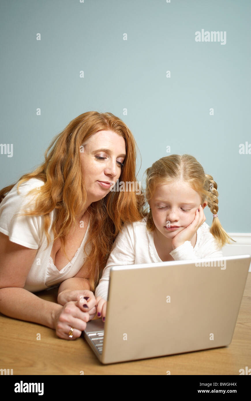 Mutter und Tochter auf computer Stockfoto