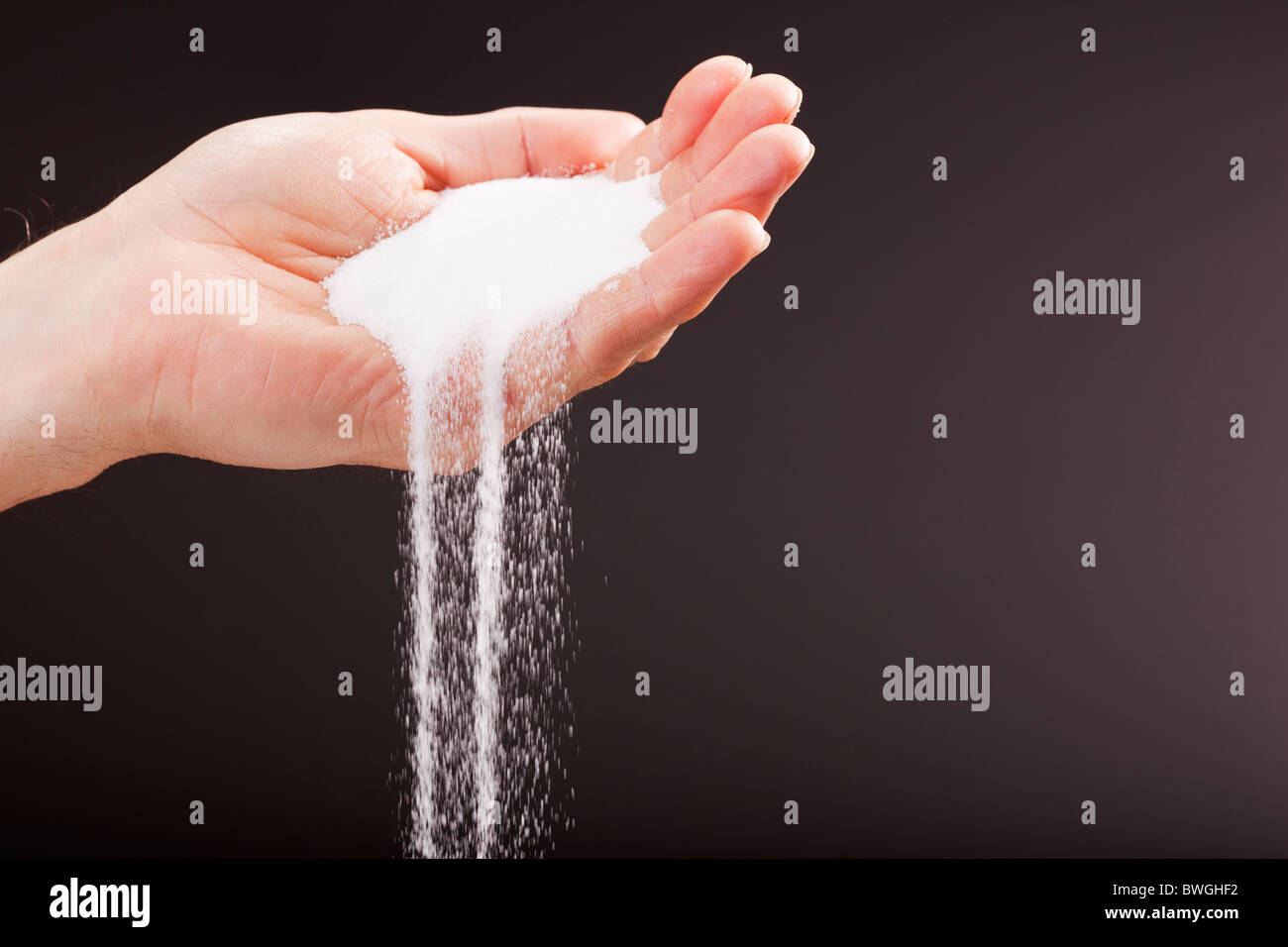 Hand gießen Salz/Zucker. Schweden Stockfoto