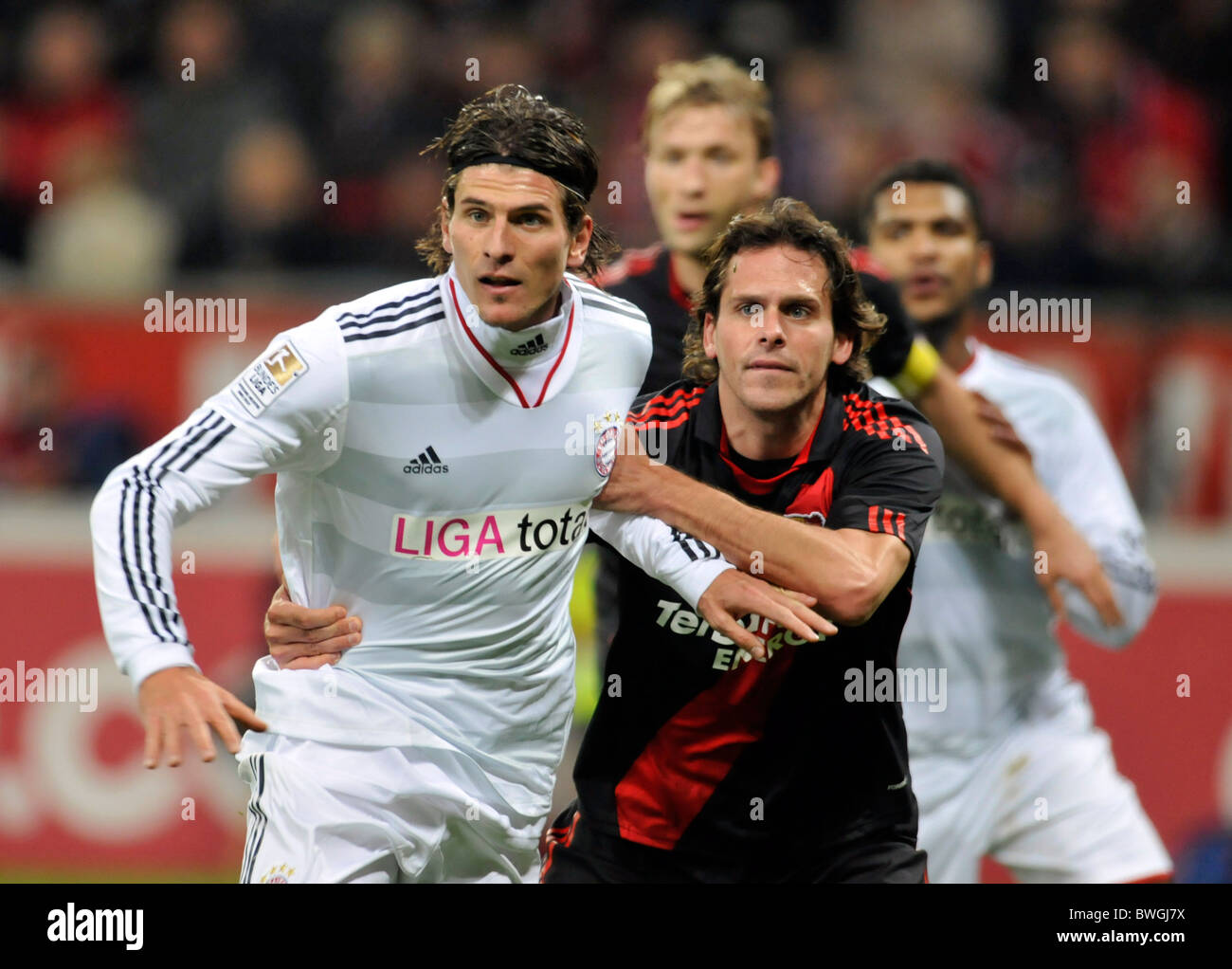 Bundesliga, Bayer 04 Leverekusen-FC Bayern Muenchen 1:1--Mario GOMEZ (links, FC Bayern Muenchen), Manuel FRIEDRICH (Bayer 04 Leverk Stockfoto