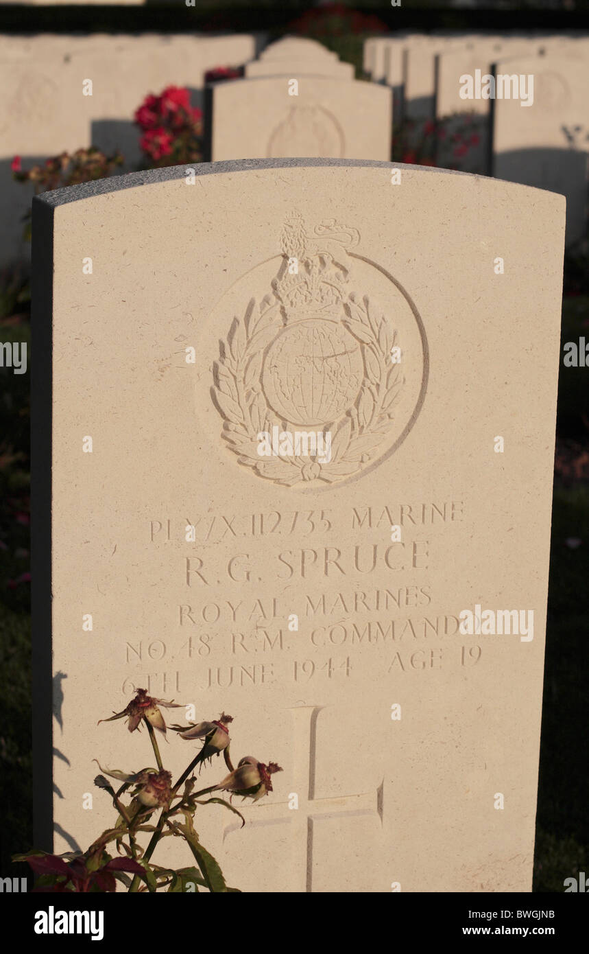 Grab von einem britischen Royal Marine gestorben am d-Day, 6. Juni 1944, bei dem Commonwealth Friedhof von Bayeux, Normandie, Frankreich. Stockfoto