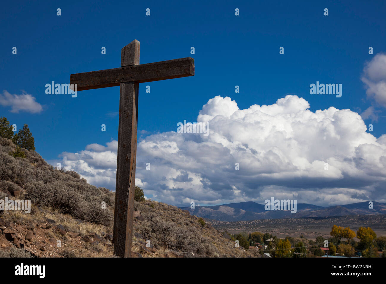 San Luis, Colorado - ein großes Holzkreuz am Jahresbeginn eine Spur, die zum Heiligtum der die Stationen des Kreuzes. Stockfoto