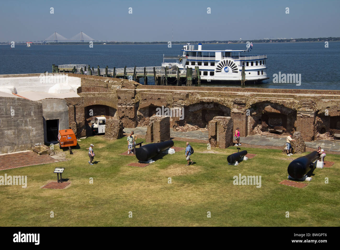 Fort Sumter Nationalmonument und Ausflugsschiff, Charleston, South Carolina USA Nordamerika Stockfoto