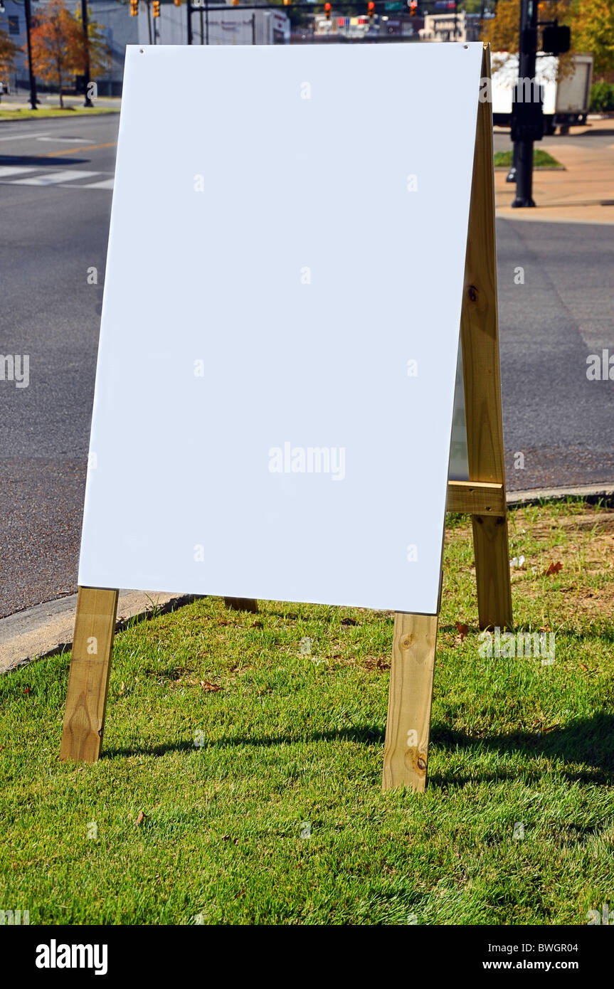 Leere Werbeschild an Straßenecke. Stockfoto