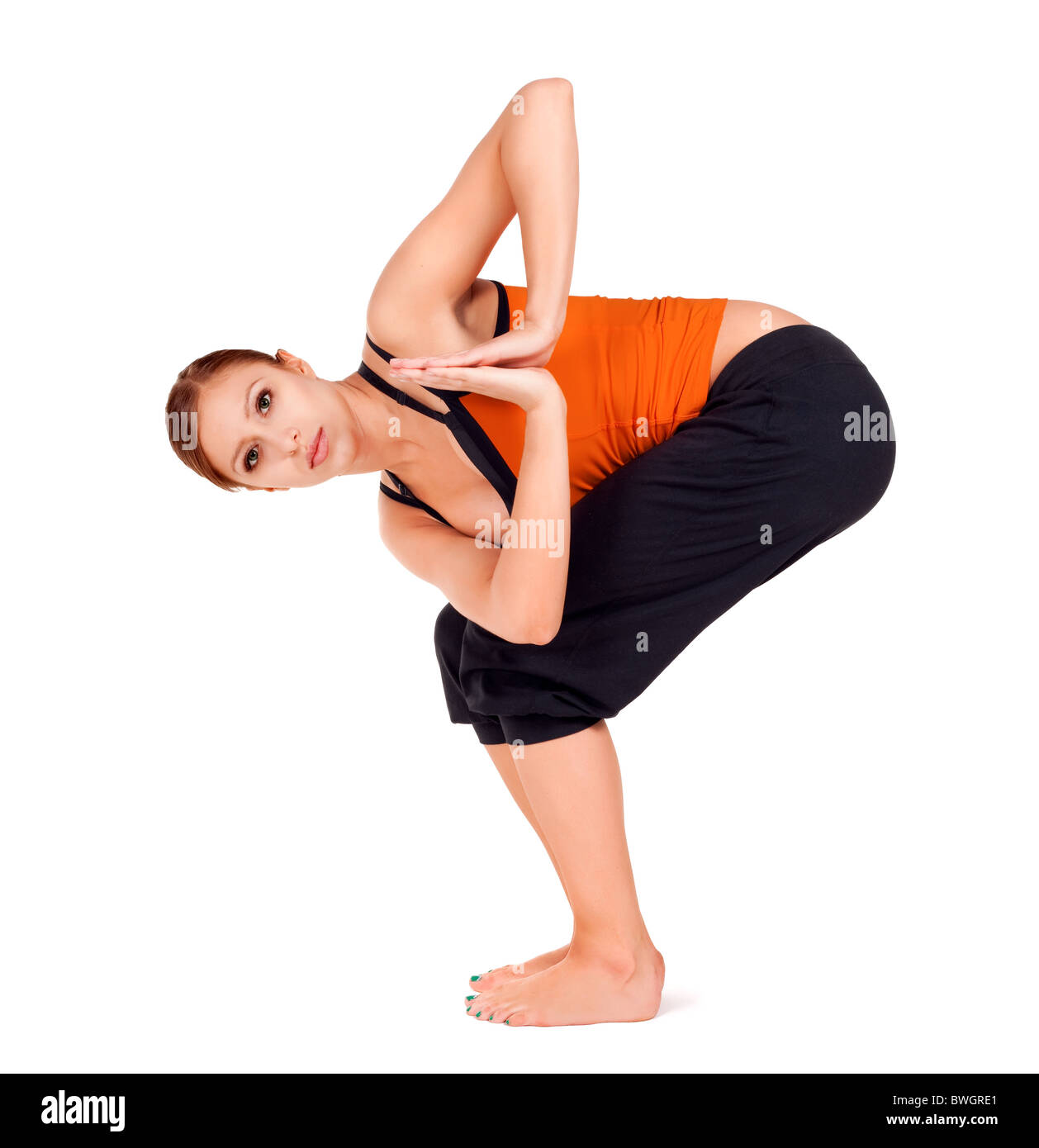 Junge Frau üben Yogaübung namens passen: Twisted Stuhl stellen Sanskrit-Name: Parivrtta Utkatasana Stockfoto