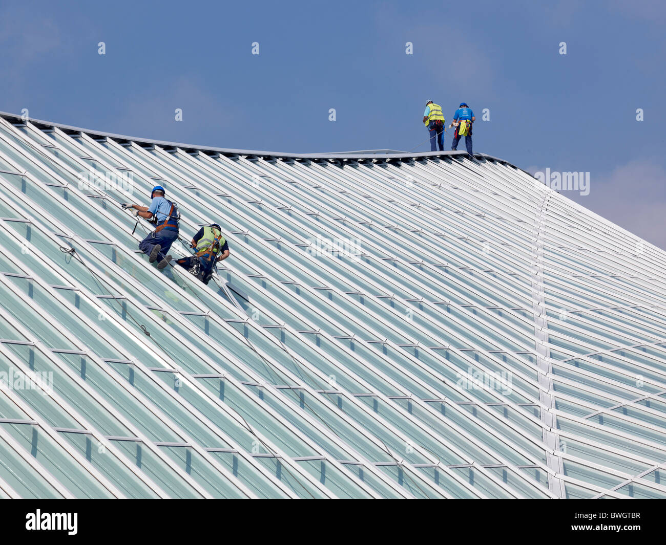 Arbeiter auf dem Dach des Bahnhofs in Lüttich-Guillemin, Belgien Stockfoto
