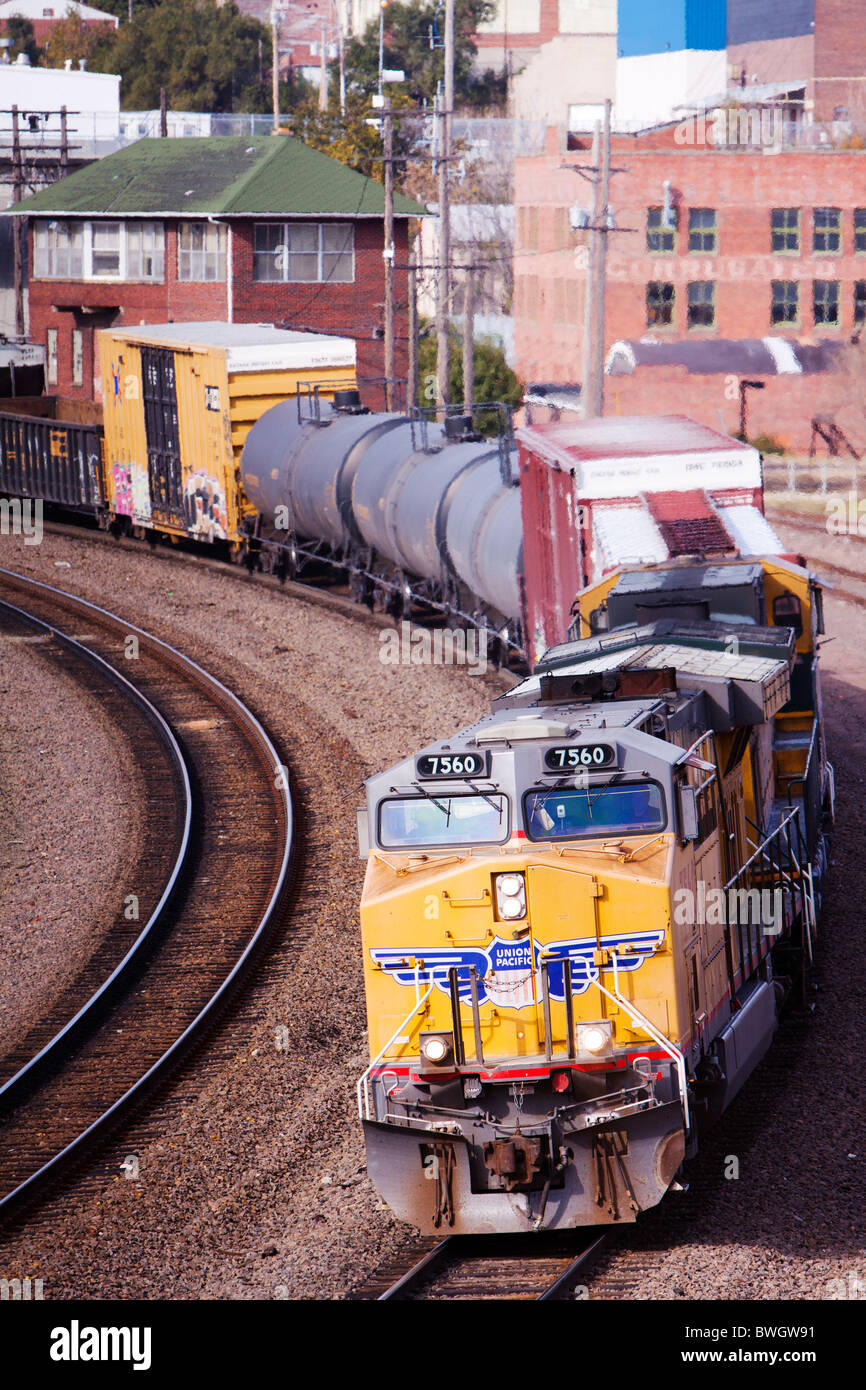 Union Pacific-Güterzug-Kurven durch die Eisenbahn zentrale Stadt Omaha, Nebraska. Stockfoto