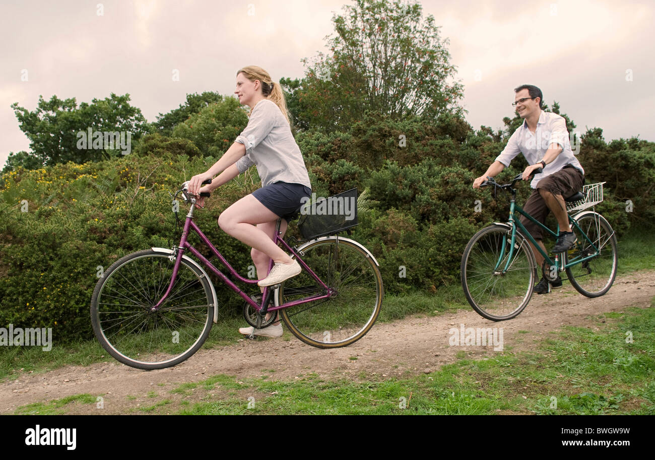 Paar Fahrrad über Heide Stockfoto