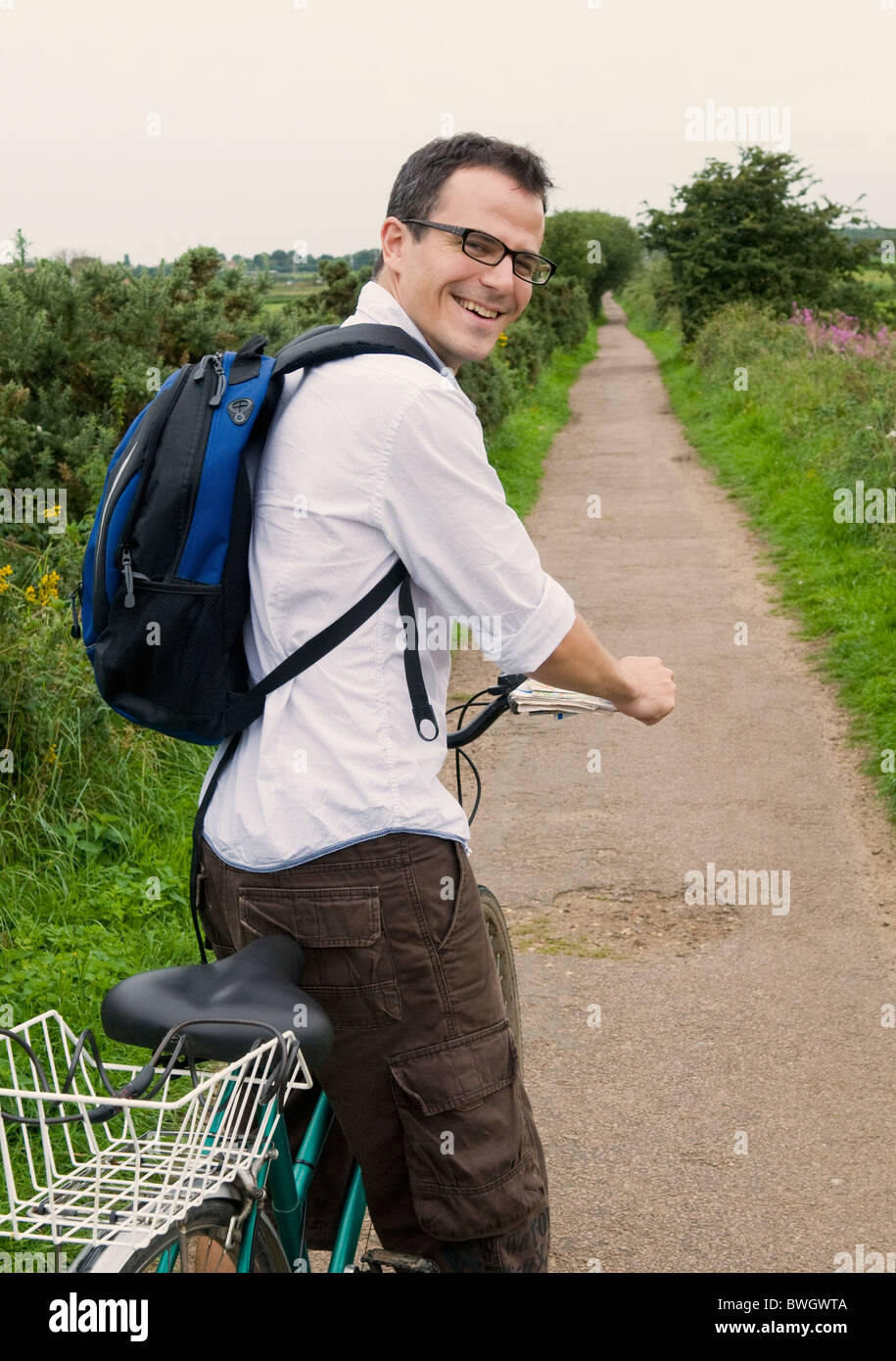 Glücklicher Mann bereitet sich auf Fahrrad-im Land Stockfoto