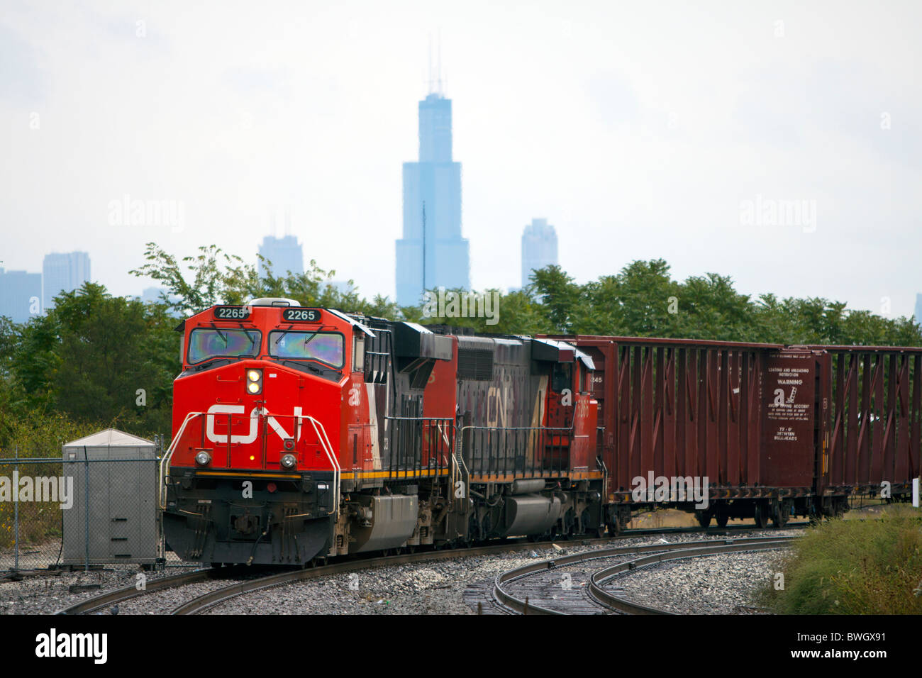 Canadian National Güterzug mit der Chicago Skyline im Hintergrund. Stockfoto