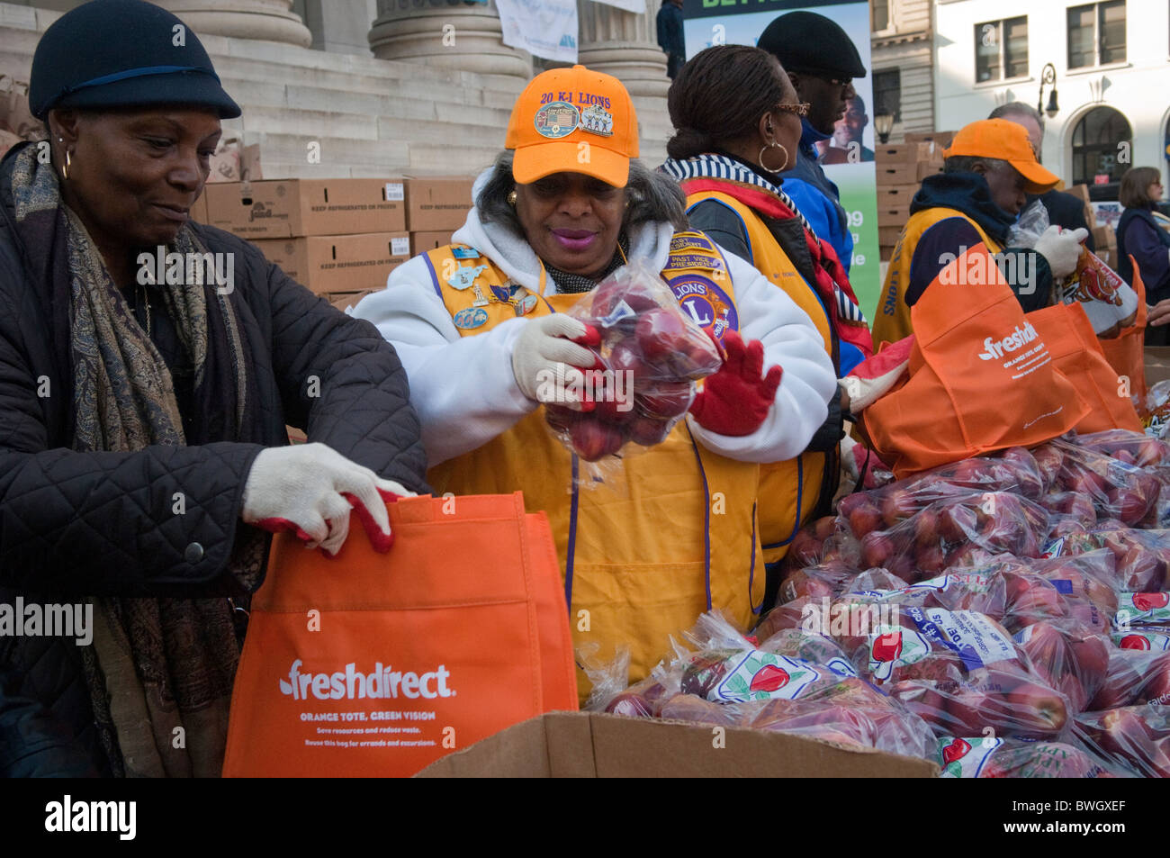 Freiwillige Helfer bereiten Körbe mit gefrorene Truthähne und andere Urlaub Lebensmittel außerhalb Brooklyn Borough Hall in New York Stockfoto