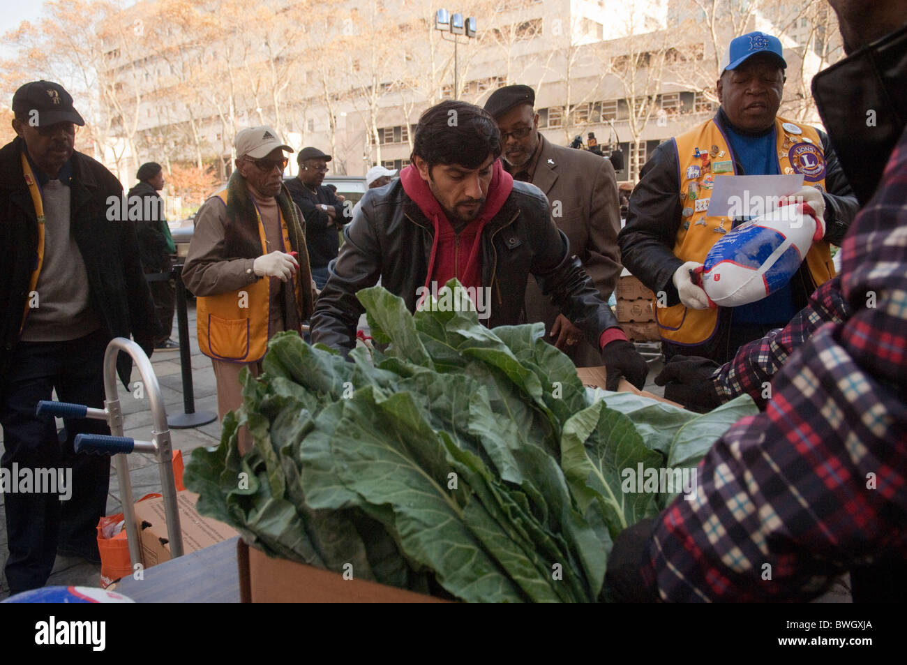 Freiwillige Helfer bereiten Körbe mit gefrorene Truthähne und andere Urlaub Lebensmittel außerhalb Brooklyn Borough Hall in New York Stockfoto