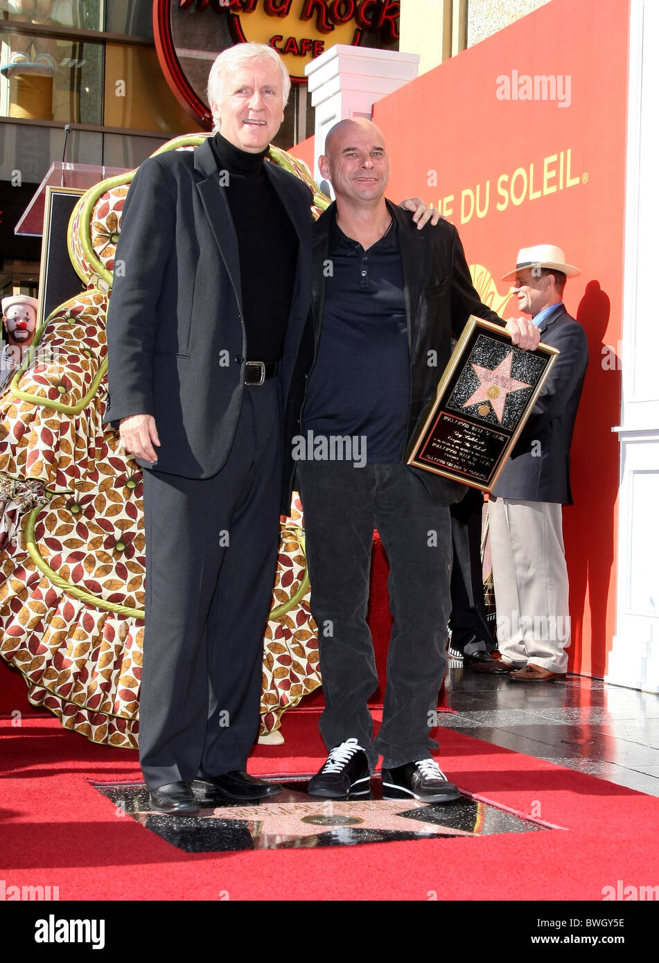 JAMES CAMERON GUY LALIBERTE GUY LALIBERTE geehrt mit Stern auf dem HOLLYWOOD WALK OF FAME LOS ANGELES Kalifornien USA 22 Novem Stockfoto