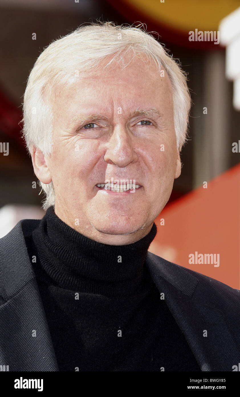 JAMES CAMERON GUY LALIBERTE geehrt mit Stern auf dem HOLLYWOOD WALK OF FAME LOS ANGELES Kalifornien USA 22. November 2010 Stockfoto