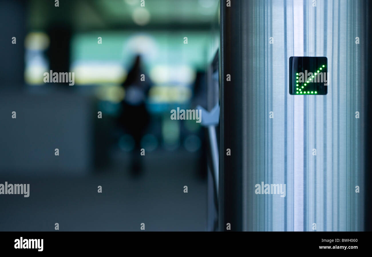 Irland County Dublin Stadt Ballsbridge Lansdowne Road Aviva Stadion Edelstahl Drehkreuz am Eingang mit grüner LED-Pfeil Stockfoto