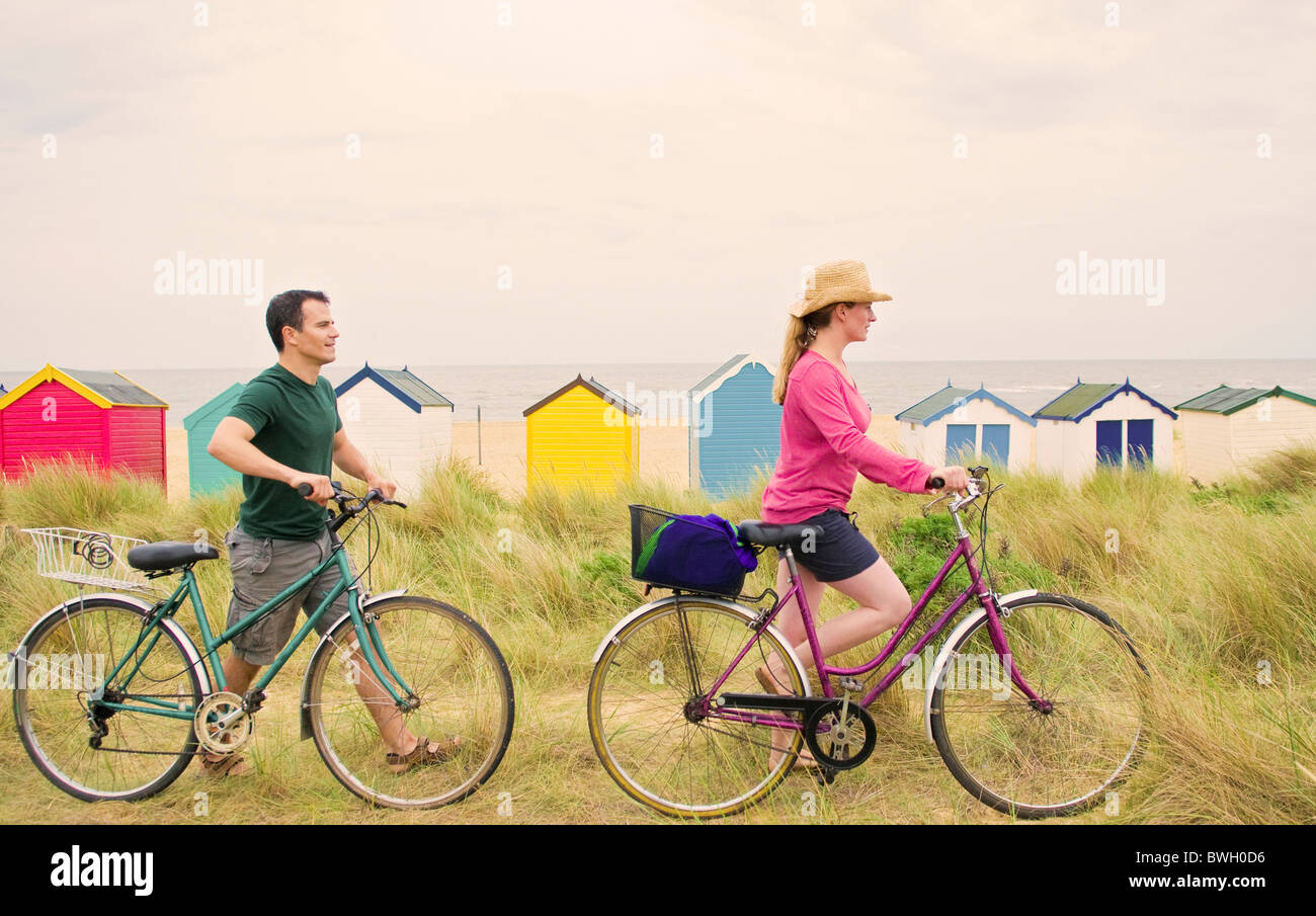 Paar Push Fahrräder über Strand Stockfoto