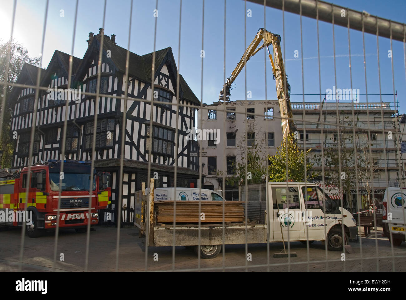 Abriss In Arbeit nach einem großen Brand im Zentrum von Hereford Stockfoto