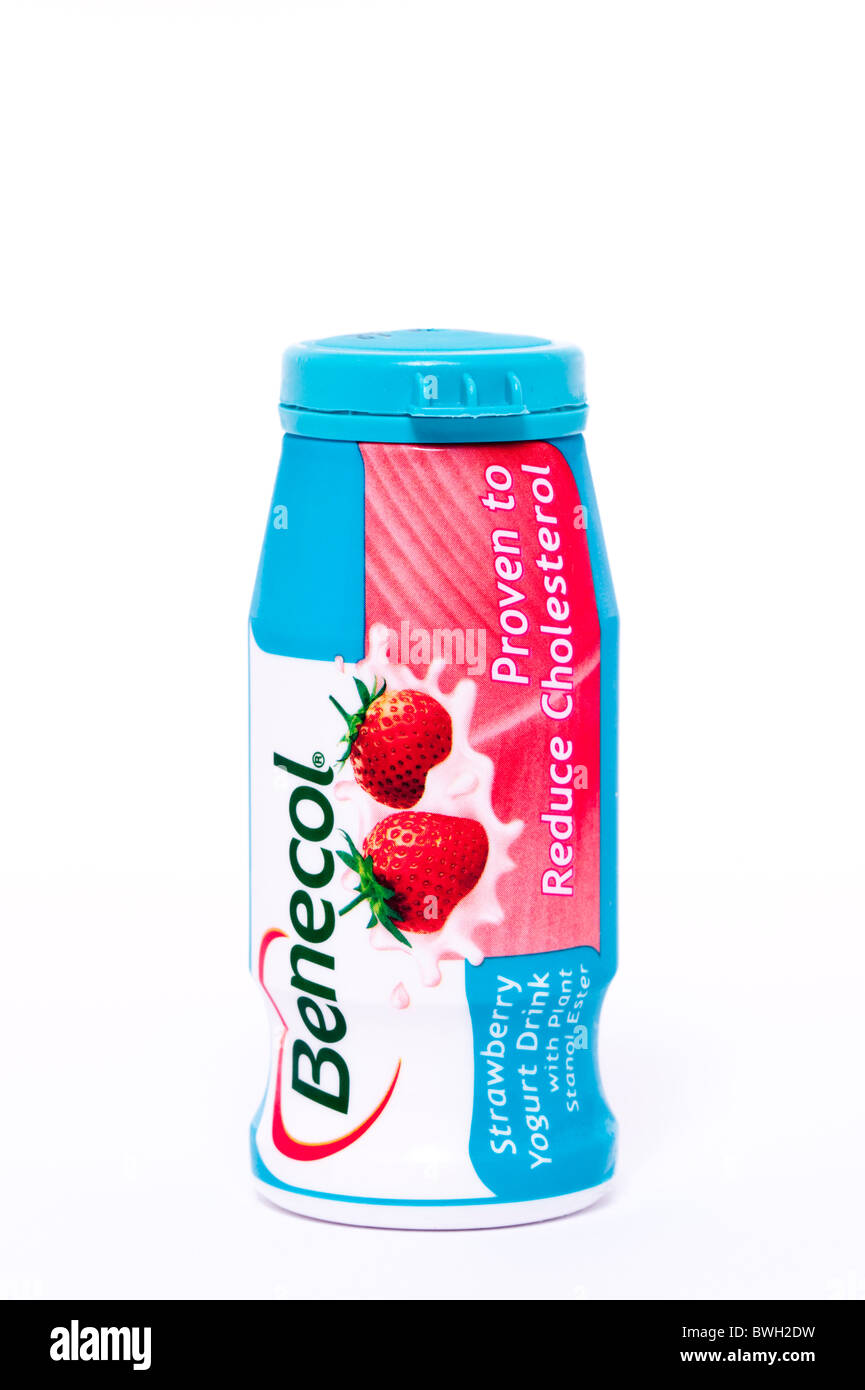 Eine Flasche Benecol Erdbeer-Joghurt-Drink mit Pflanze stanolestern Ester auf weißem Hintergrund Stockfoto