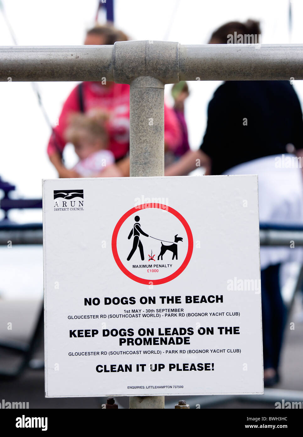 England West Sussex Bognor Regis Sign-on Strandpromenade Geländer Warnung, dass keine Hunde am Strand erlaubt sind Stockfoto