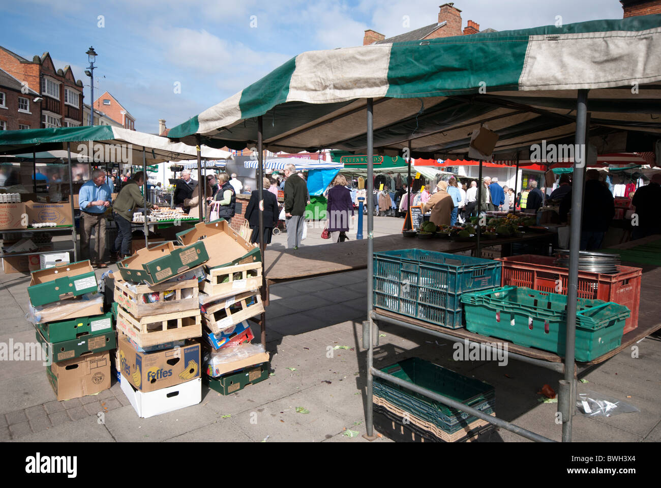 Straßenmarkt in Melton Mowbray Marktplatz, Melton Mowbray, Leicestershire, England, UK. Stockfoto