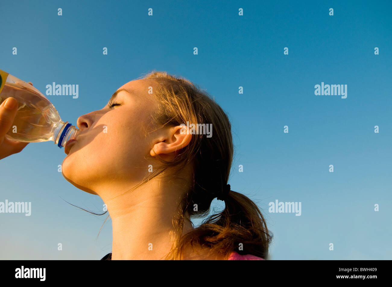 Weibliche Wanderer Getränke Wasser Stockfoto