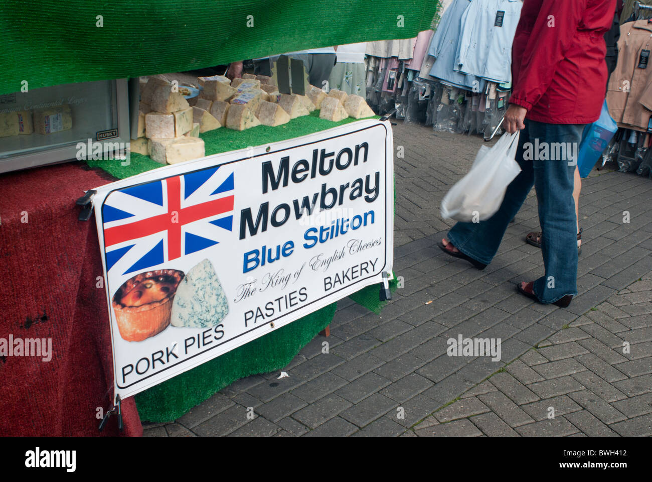 Marktstand auf Melton Mowbray Flohmarkt Verkauf und Werbung Stilton Käse Stockfoto