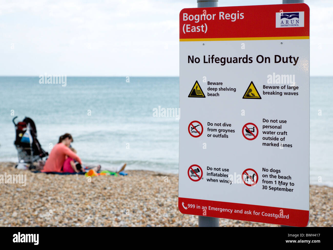 England West Sussex Bognor Regis Sicherheitszeichen am Strand warnt, dass keine Rettungsschwimmer On Duty mit Anweisungen sind Stockfoto
