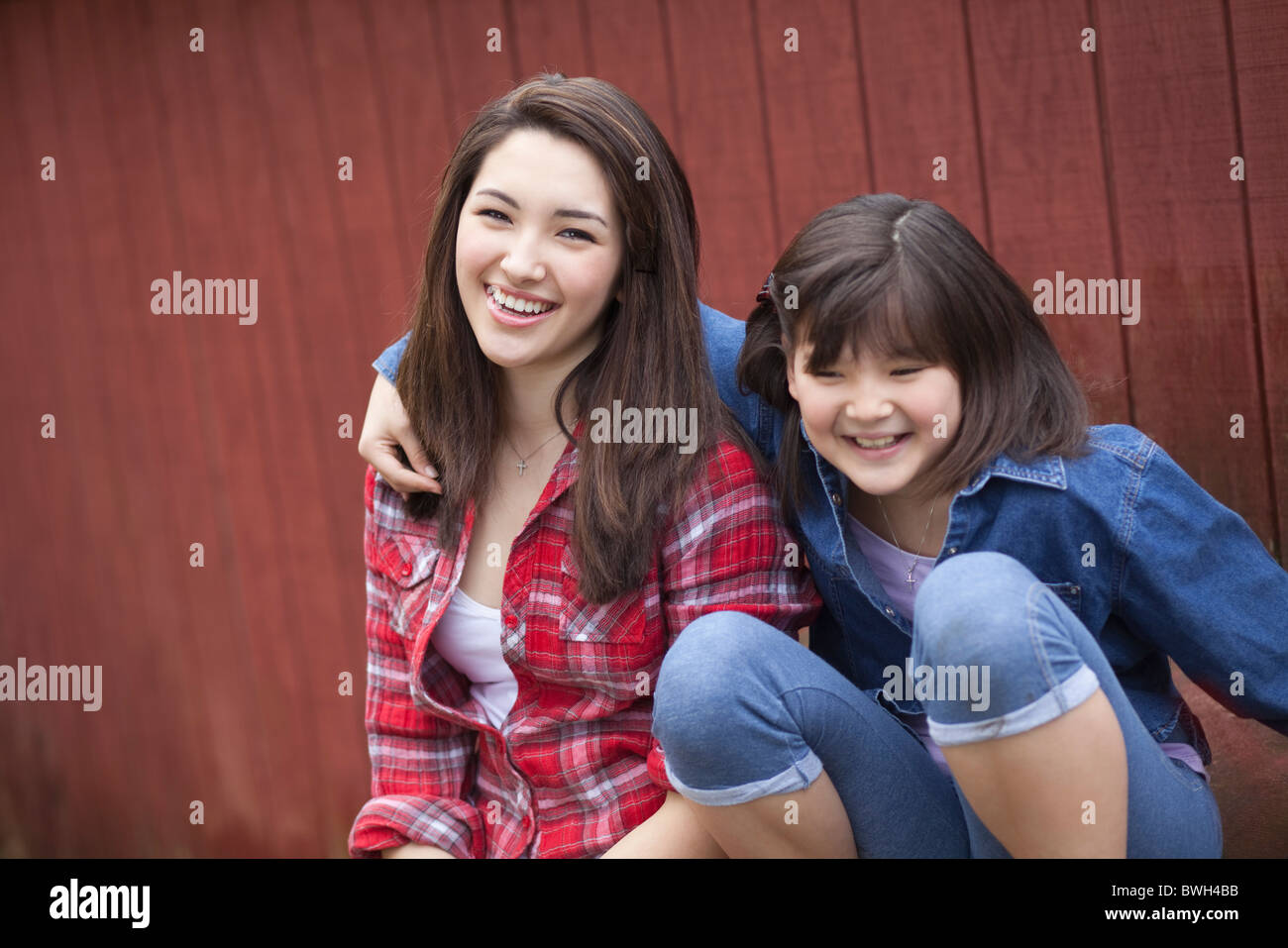 Mädchen sitzen Scheune Stockfoto