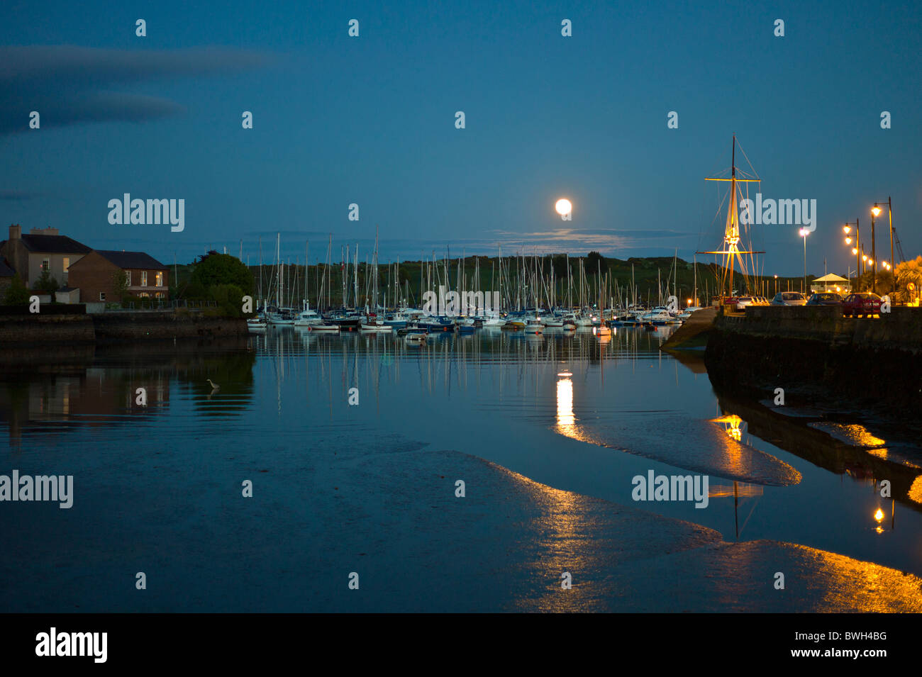 Beliebt als touristische Destination Mondschein Kinsale Hafen, beliebtes Ferienziel in County Cork, Irland Stockfoto