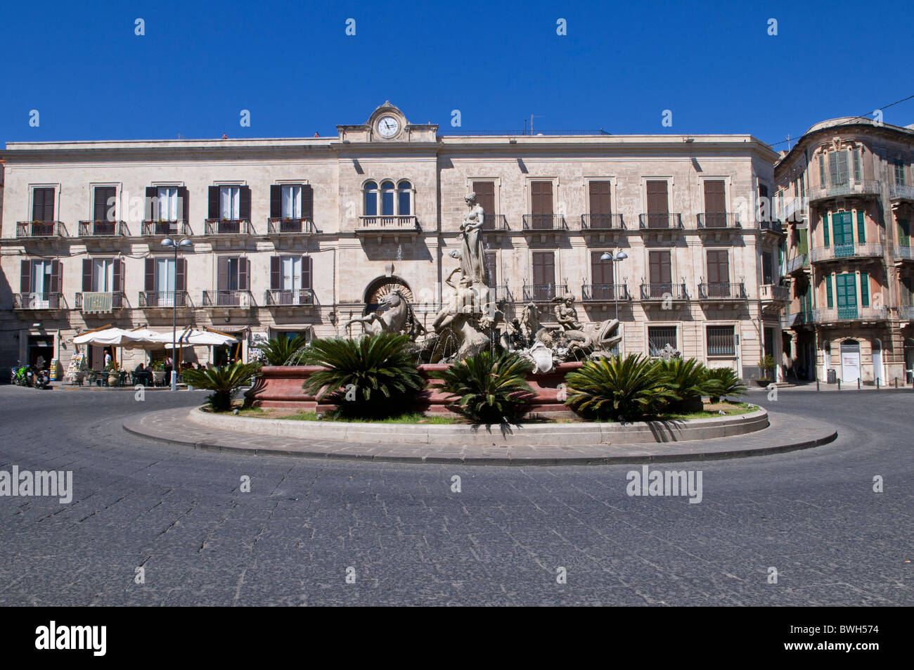 Europa, Italien, Sizilien, Siracusa, Statue der Artemis (Ende des 19. Jahrhunderts von Giulio Moschetti), Piazza Archimede, Ortygia Stockfoto