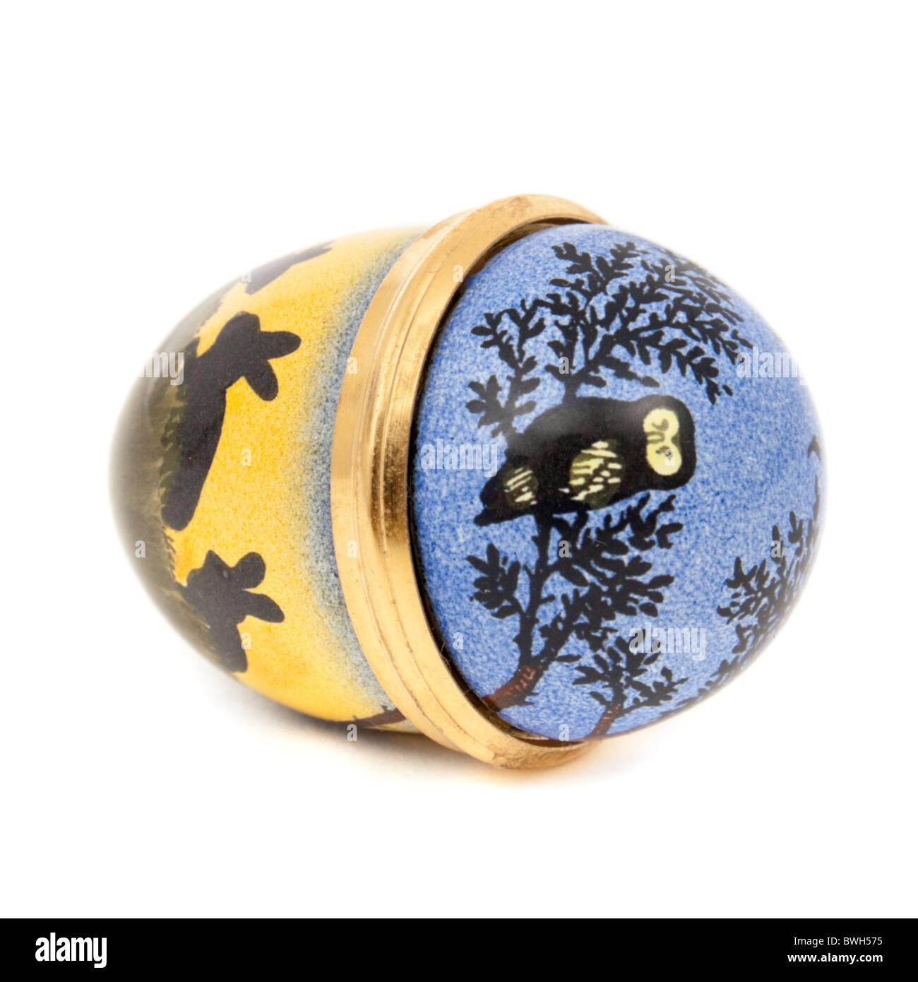 Eiförmigen Emaille Schmuck Box dekoriert mit Eule und Kaninchen Stockfoto