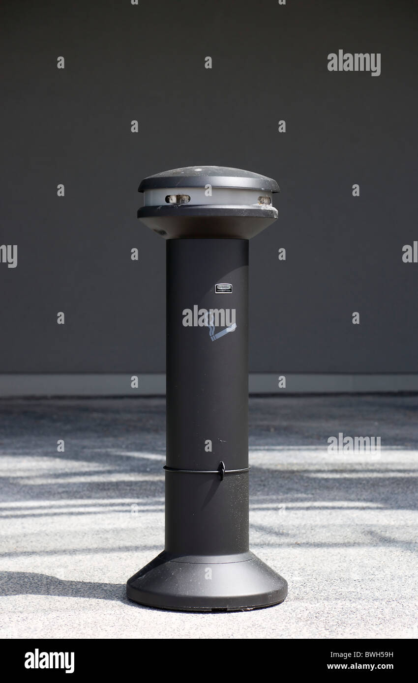 Irland, County Dublin, Dublin City, Ballsbridge, Lansdowne Road, Aviva Stadion Aschenbecher auf einem Ständer außerhalb des Gebäudes. Stockfoto