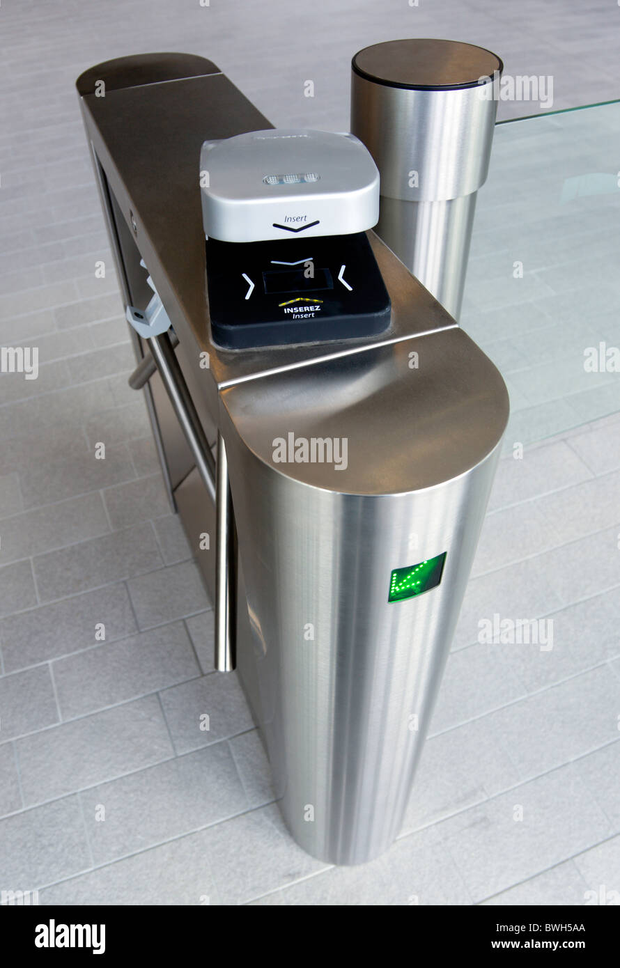 Irland County Dublin Stadt Ballsbridge Lansdowne Road Aviva Stadion Edelstahl Drehkreuz mit elektronischen Kartenleser Stockfoto