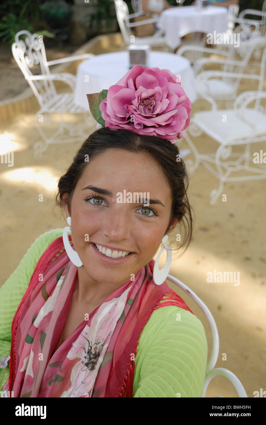 Spanisches Mädchen in Tracht Sevilla-Sevilla lächelnd Fiesta Festival Feria de Abril Andalusien Spanien Stockfoto
